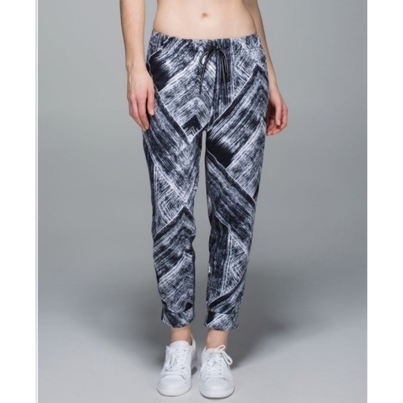 lululemon athletica Pants - LULULEMON Crop *Full-On Luon